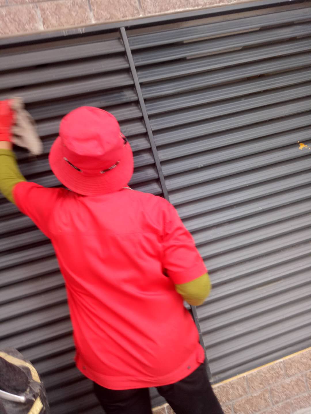 春去秋来，红色背影下的坚守