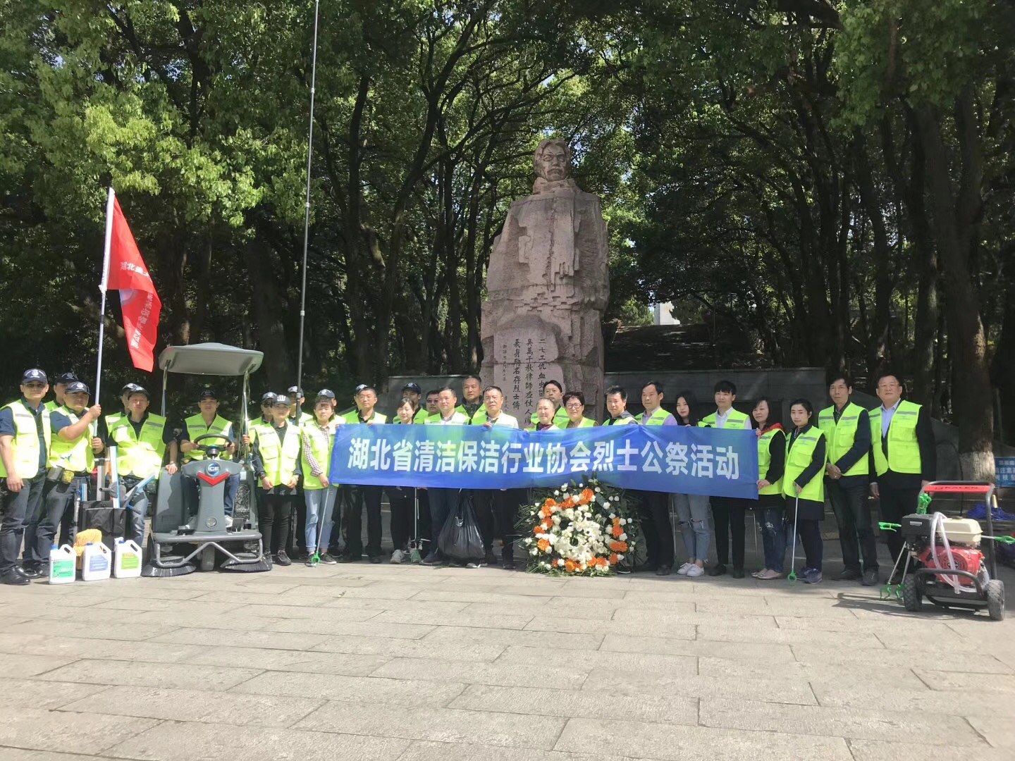 用行动表达对先烈的哀思和敬仰，齐峰物业参与清洗施洋烈士雕像