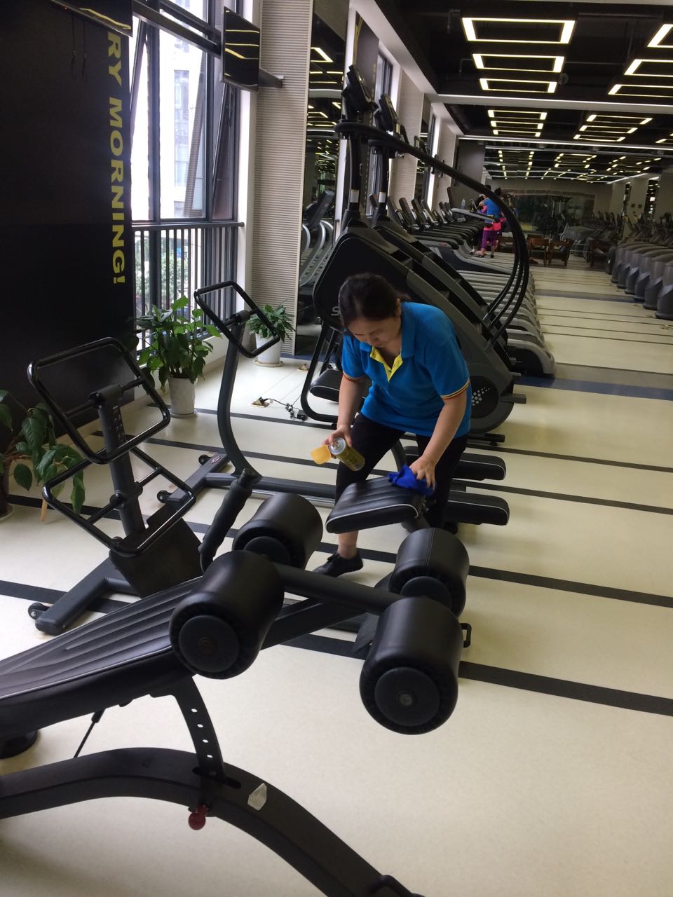 武汉普拉达健身会所骏业店保洁外包服务