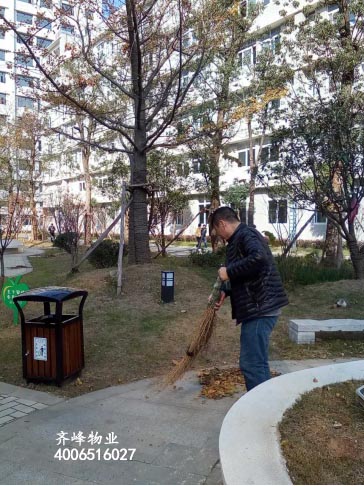 (爱帝服饰员工帮助我公司员工清扫落叶)