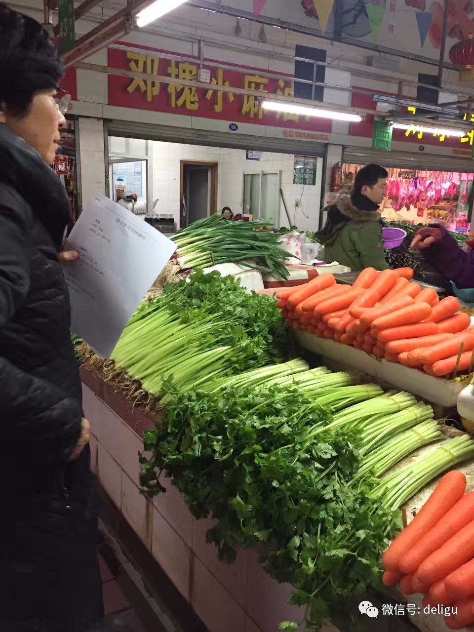 刘妈妈在菜场精选原料，认真又可爱