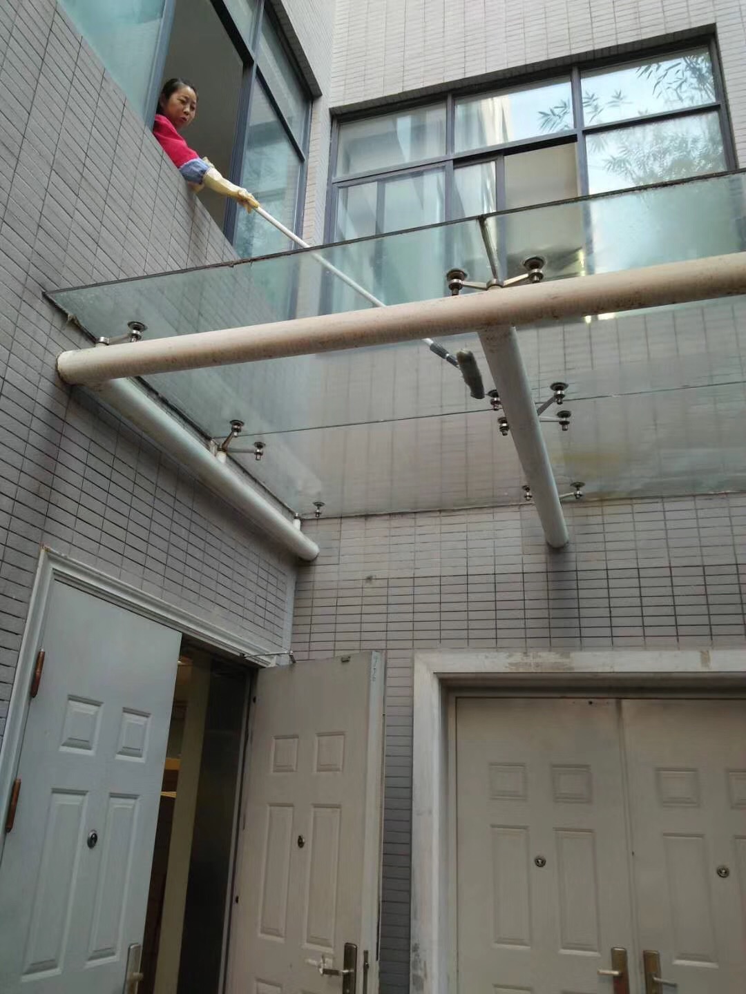 齐峰物业清洁中百仓储总部玻璃顶中