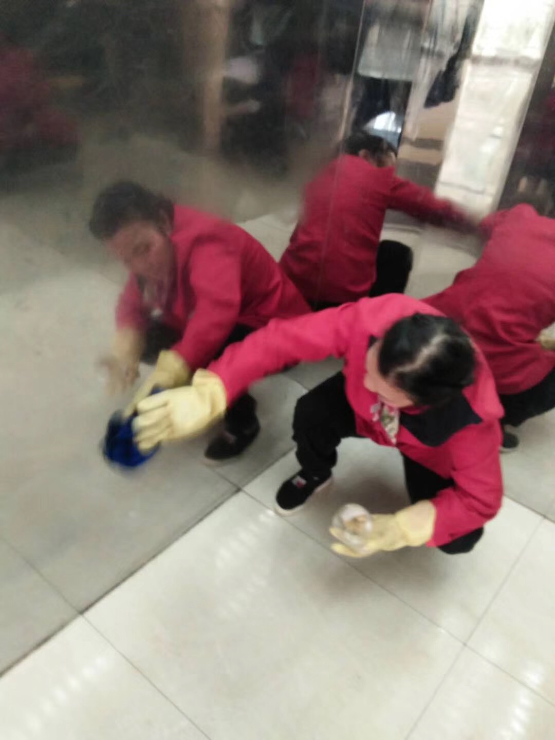 齐峰物业保洁人员清洁中百仓储总部电梯中