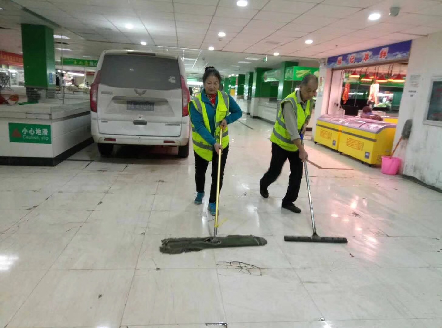 齐峰物业保洁人员，为尤李村菜市场进行保洁服务。