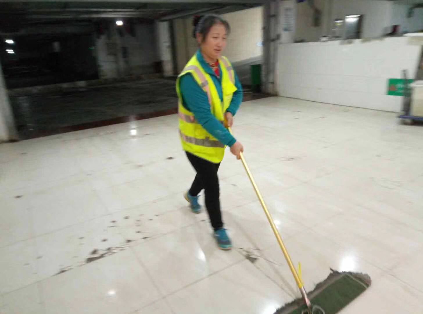 齐峰物业为尤李村菜市场清洁地面中。