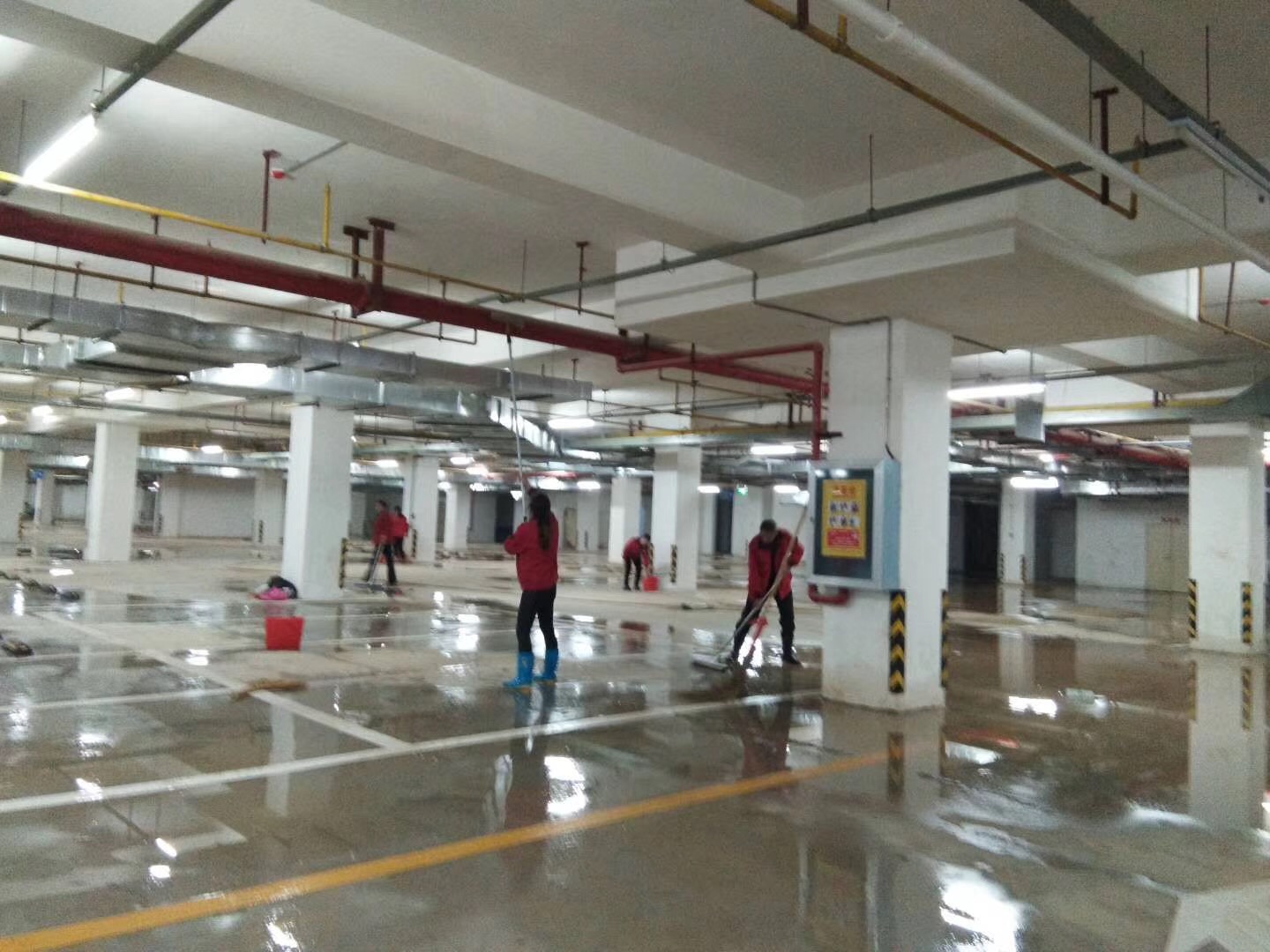 齐峰物业天纵城地下车库开荒保洁中