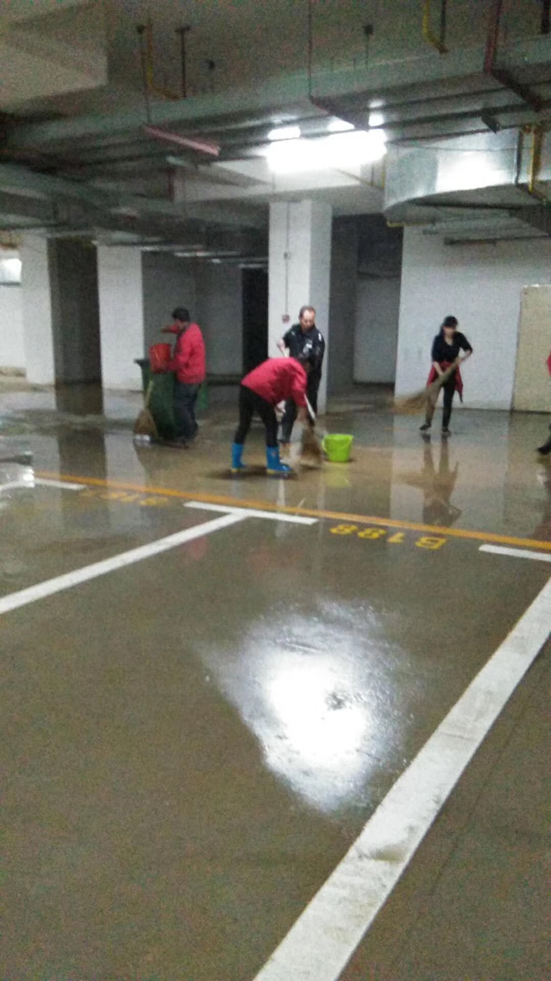 齐峰物业天纵城地下车库开荒保洁中