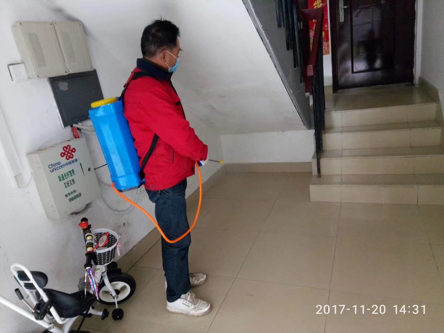 齐峰物业保洁外包人员实施杀毒净化中