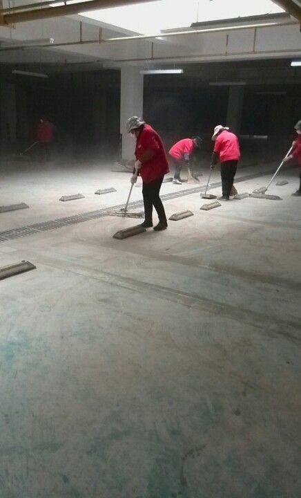 齐峰物业保洁人员清扫磨山港湾地库中