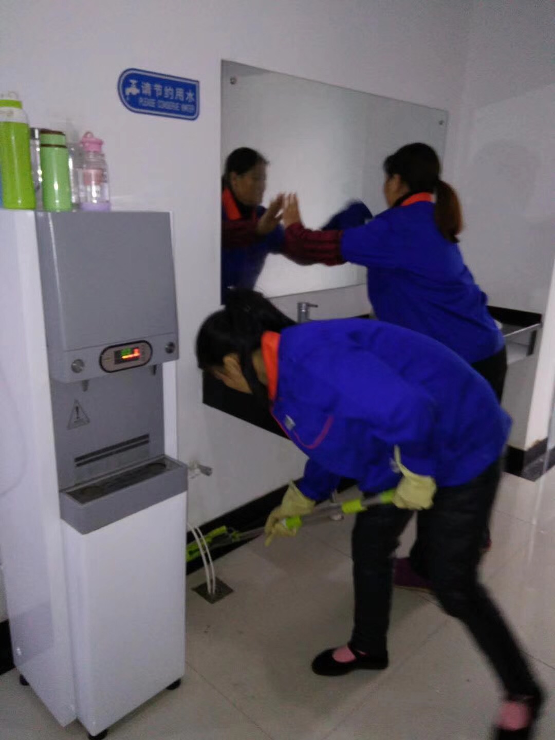 武汉明德生物卫生间清洁中