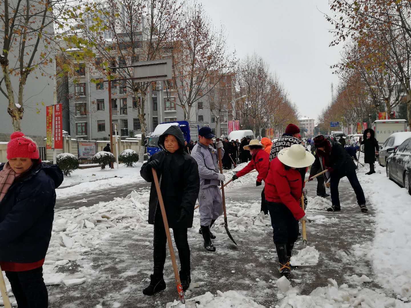 齐峰物业清扫积雪中