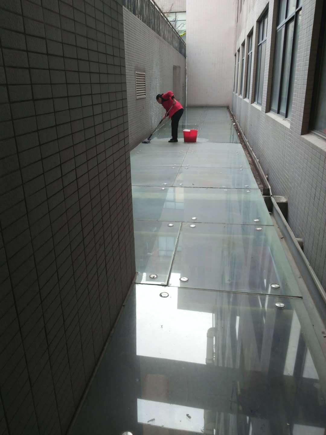 齐峰物业保洁人员清扫楼道中