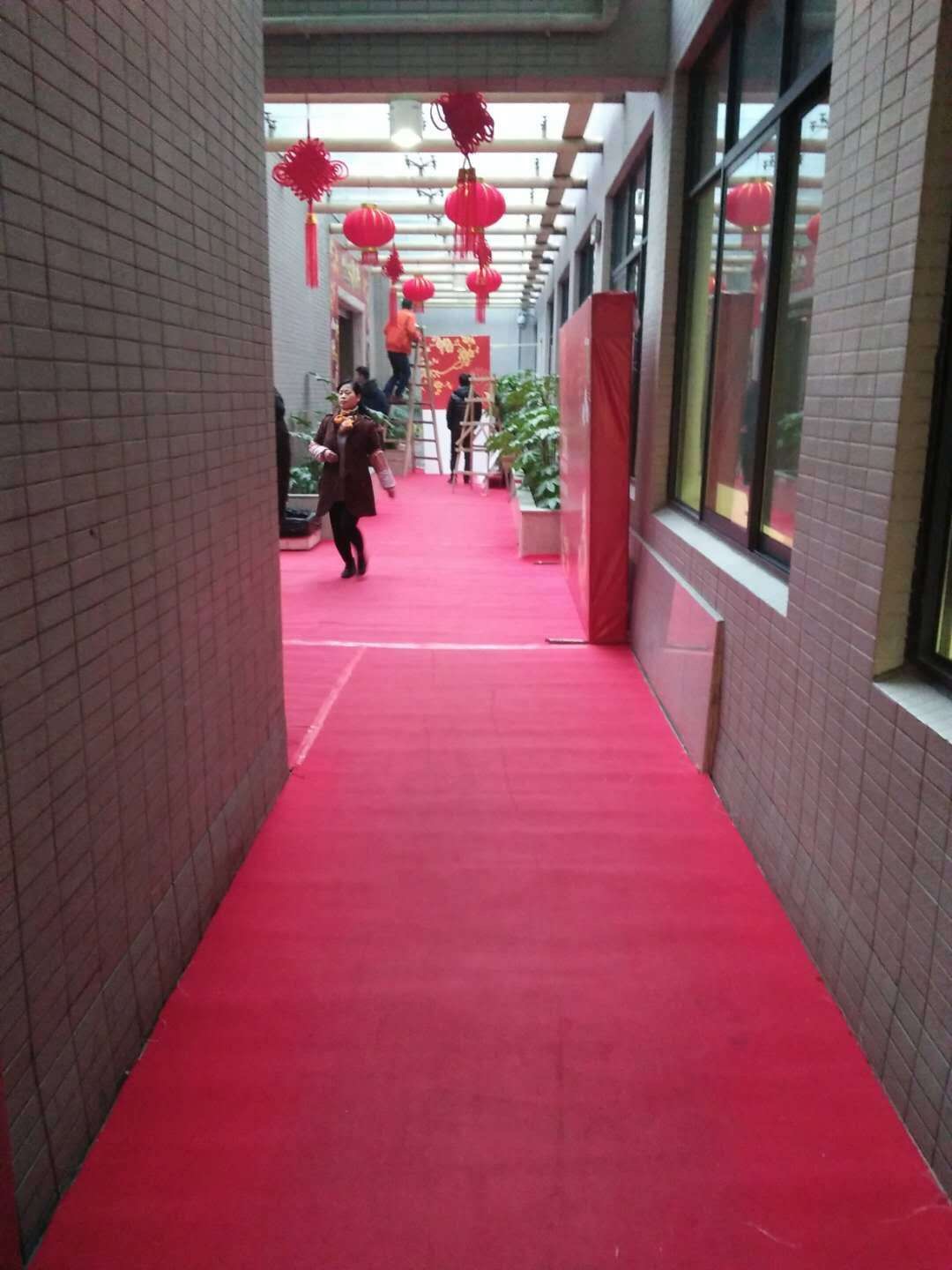 齐峰物业春联、中国结布置现场