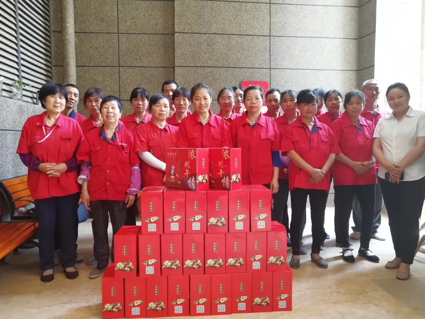 齐峰物业冉君与片区负责人员合影