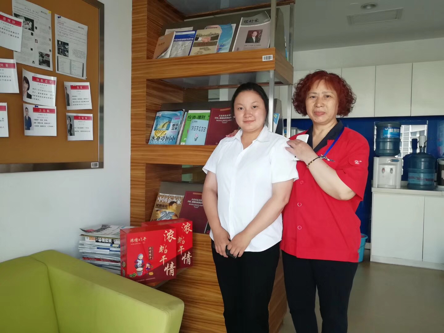 齐峰物业冉君与片区负责人员合影