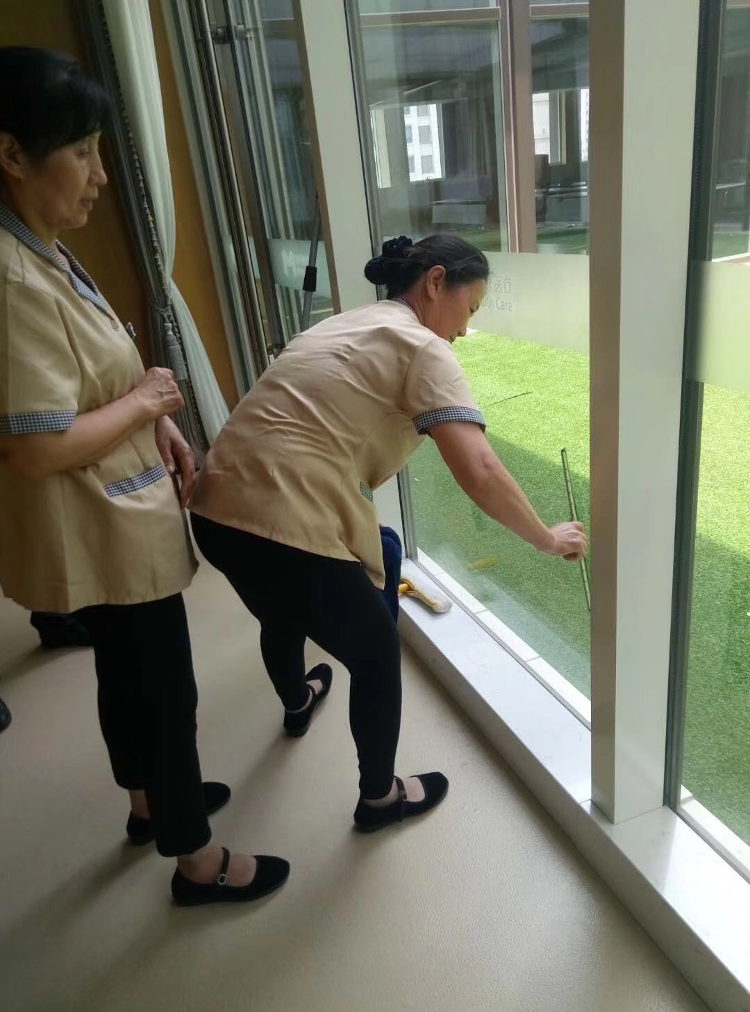 齐峰保洁人员对窗户进行深度清洁中