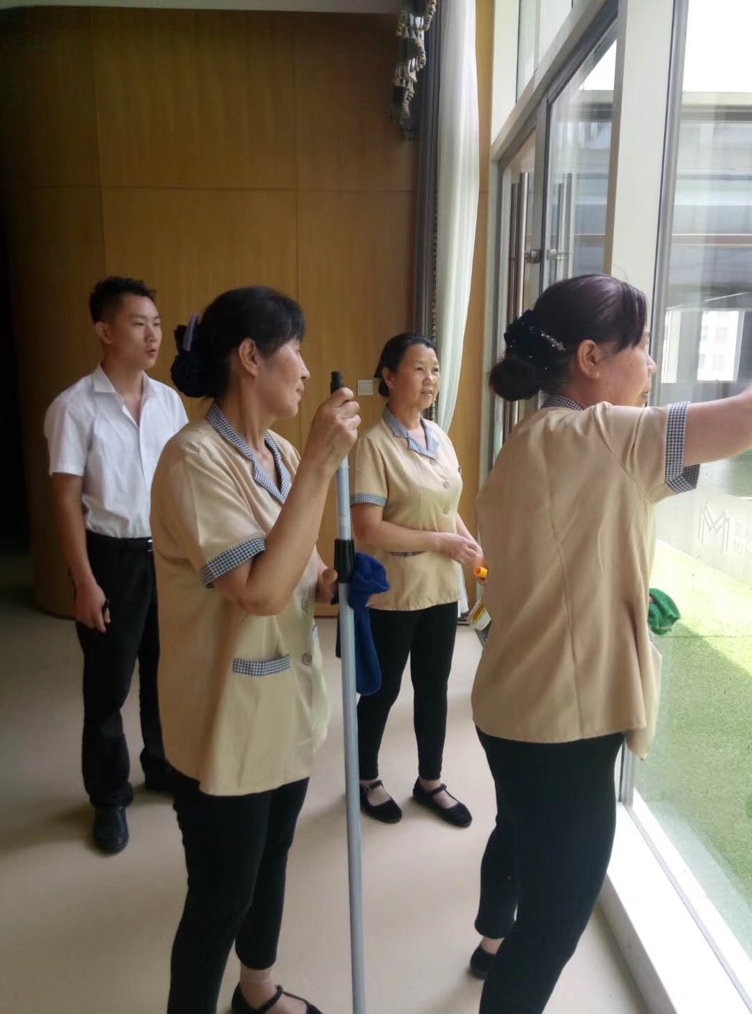 齐峰物业李经理指导齐峰物业保洁人员中